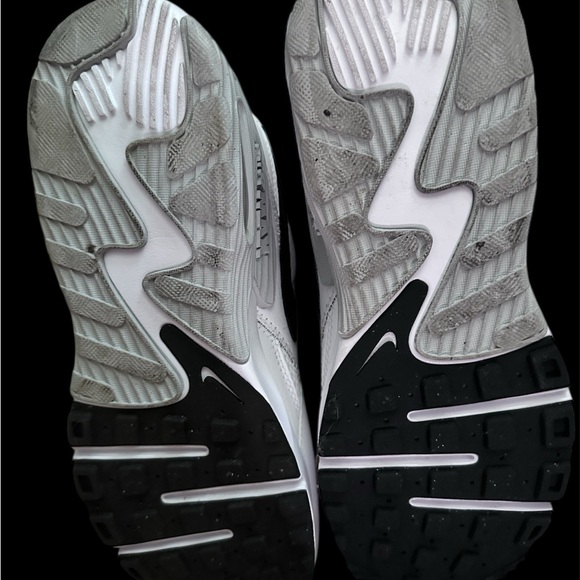 Nike Air Max White and Black Women's Shoes - Picture 2 of 6